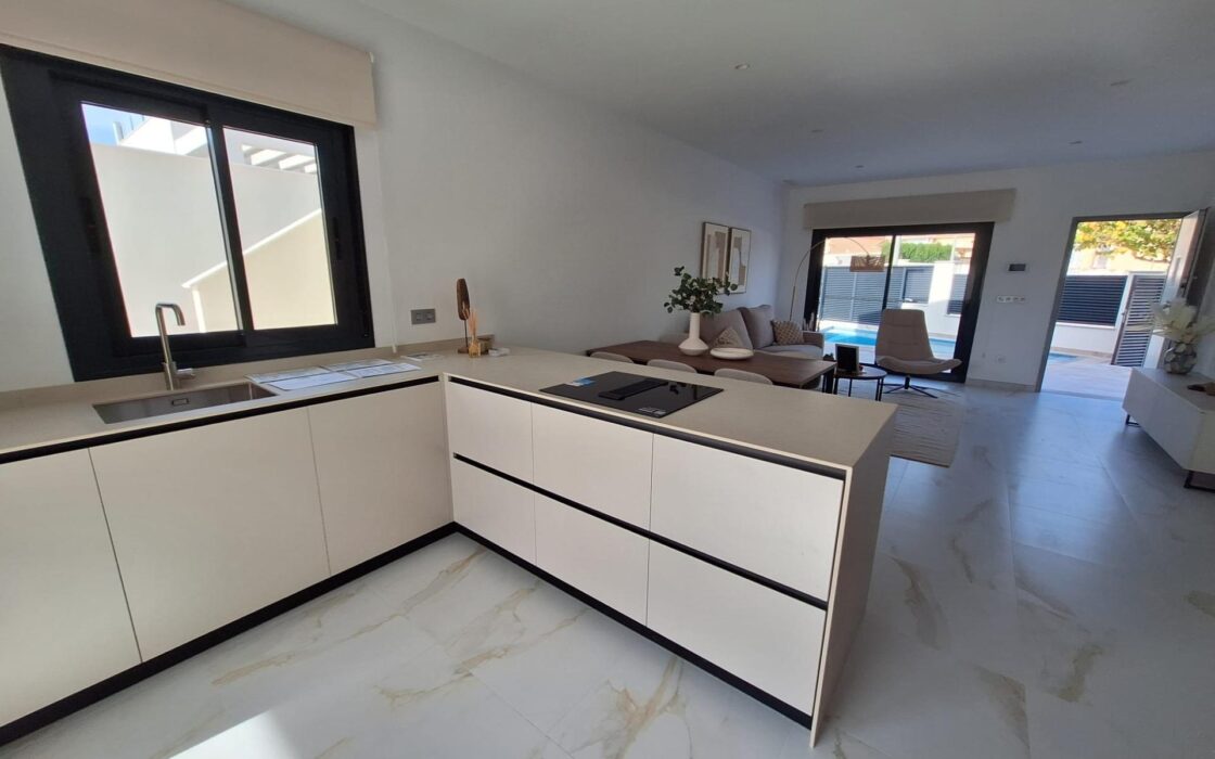 Просторная вилла с бассейном в Пинар де Камповерде 93 кв.м