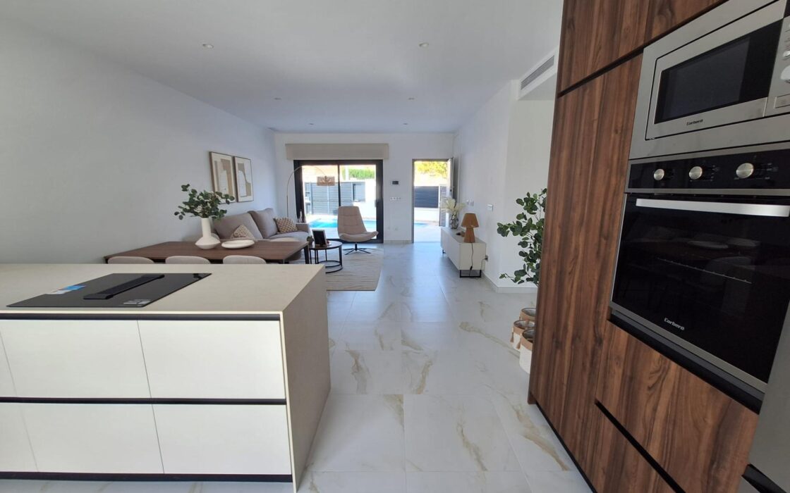 Просторная вилла с бассейном в Пинар де Камповерде 93 кв.м