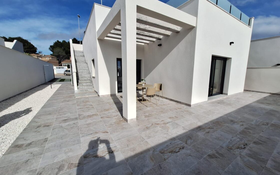 Просторная вилла с бассейном в Пинар де Камповерде 93 кв.м