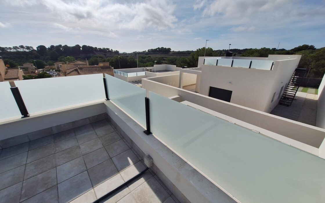 Просторная вилла с бассейном в Пинар де Камповерде 93 кв.м