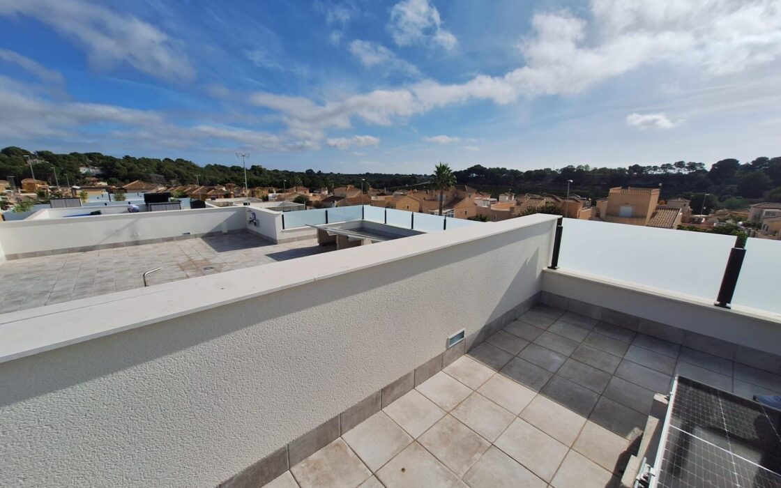 Просторная вилла с бассейном в Пинар де Камповерде 93 кв.м