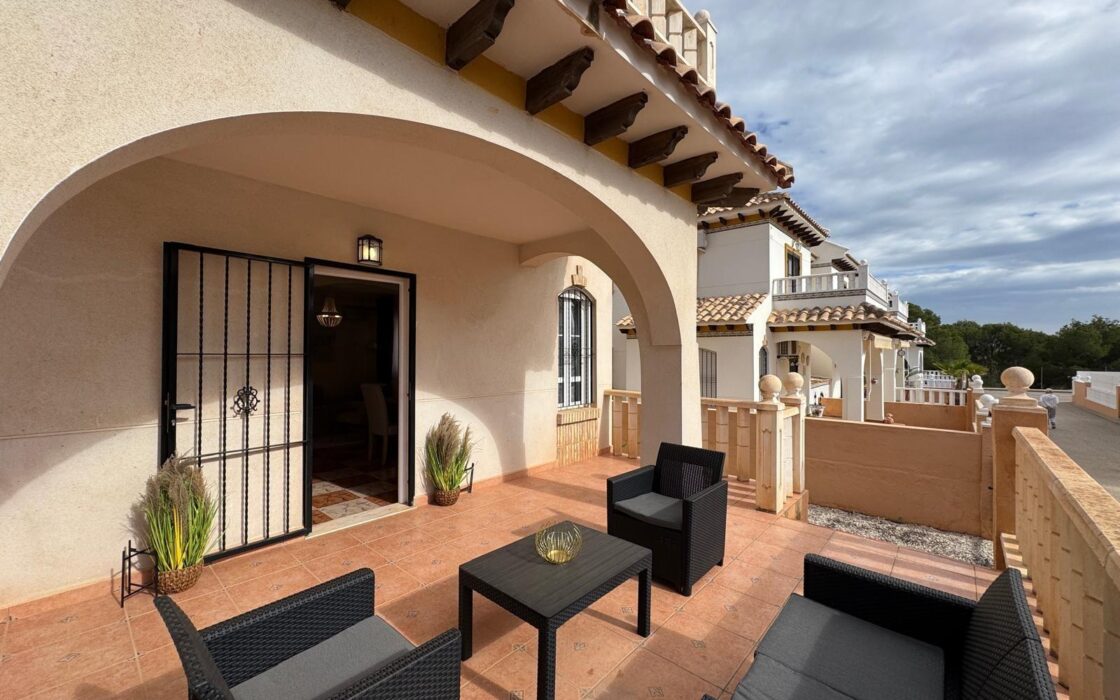 Таунхаус в Ориуэла Коста 92 кв.м с солярием у моря