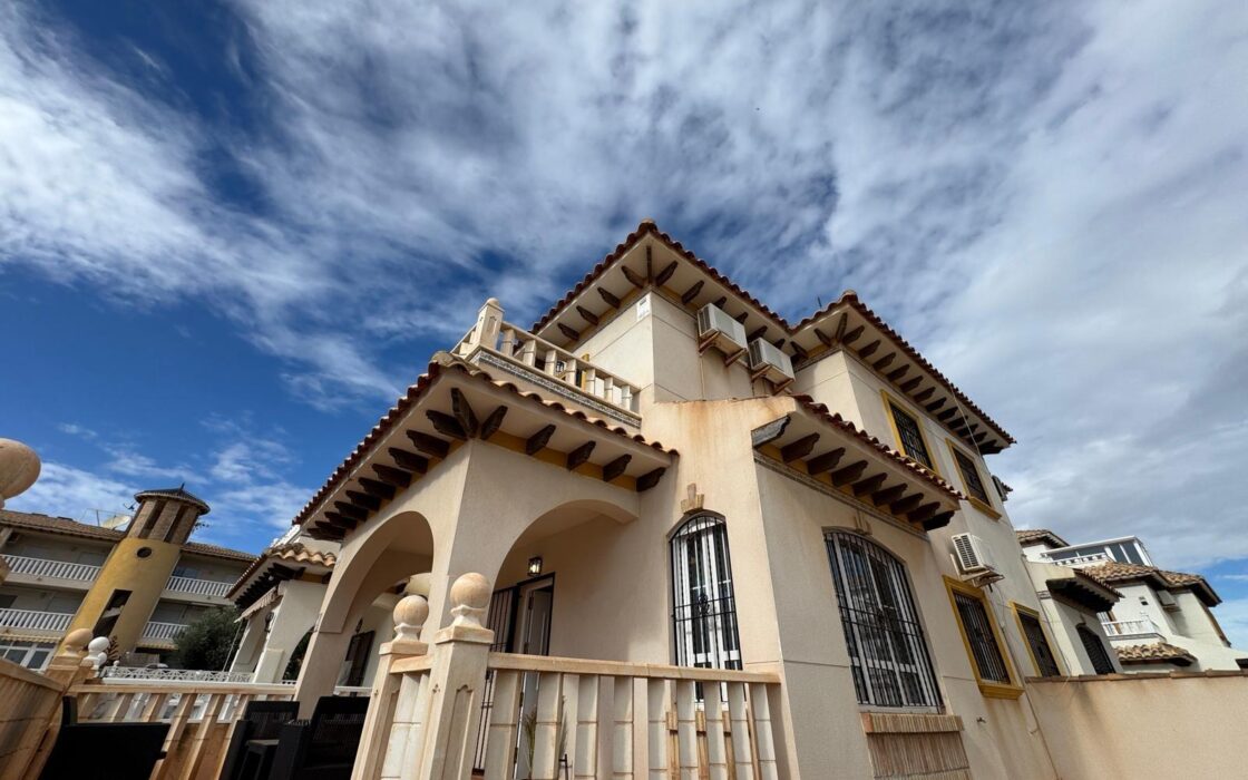 Таунхаус в Ориуэла Коста 92 кв.м с солярием у моря