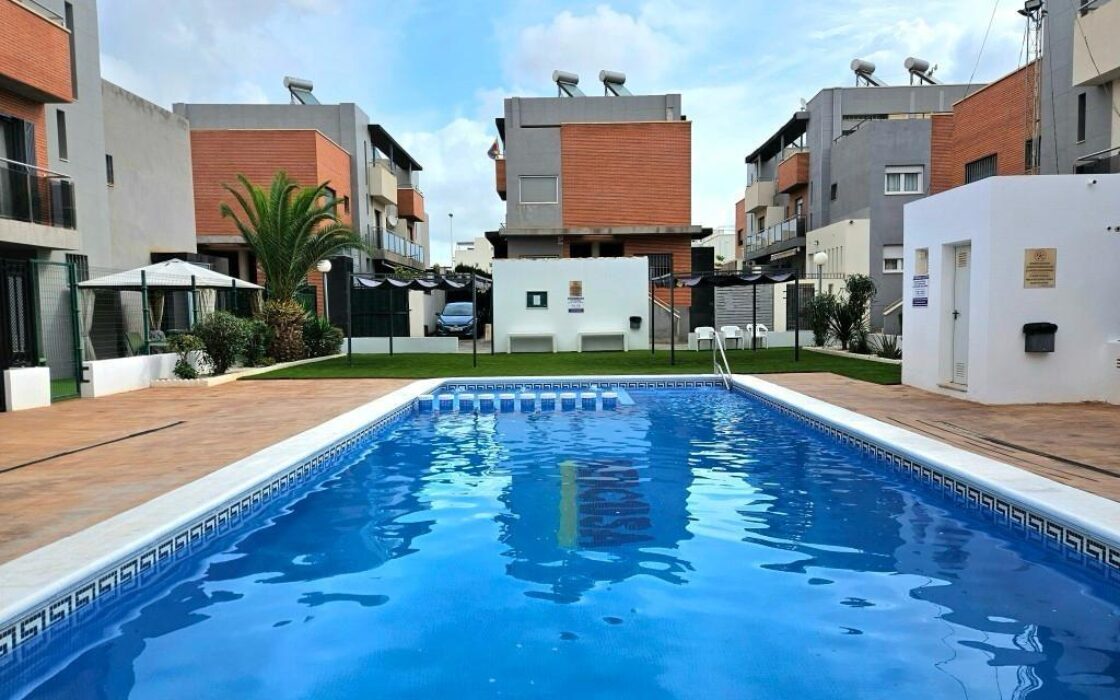 Дом в Торревьехе 91 кв.м с террасой у моря