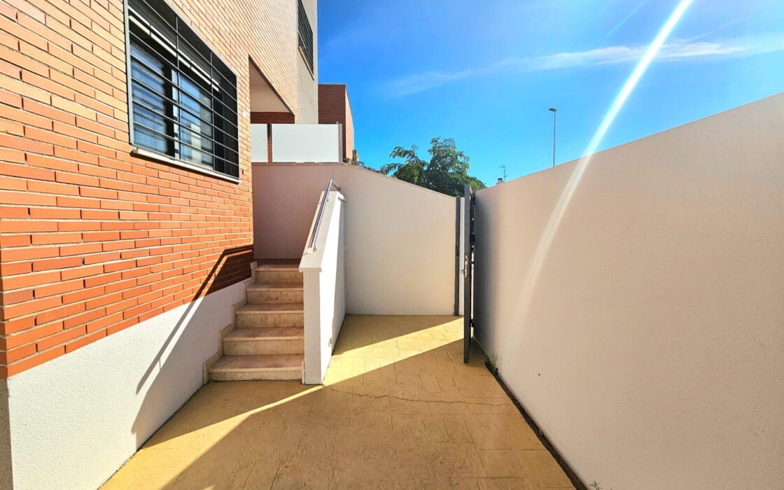 Дом в Торревьехе 91 кв.м с террасой у моря