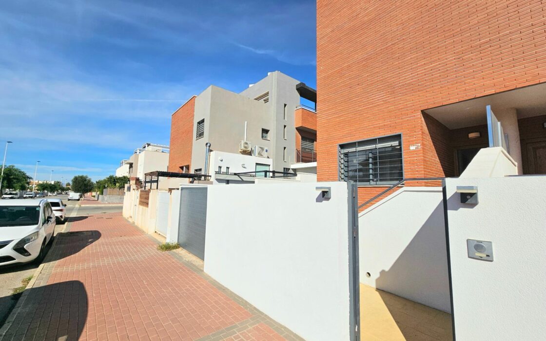 Дом в Торревьехе 91 кв.м с террасой у моря