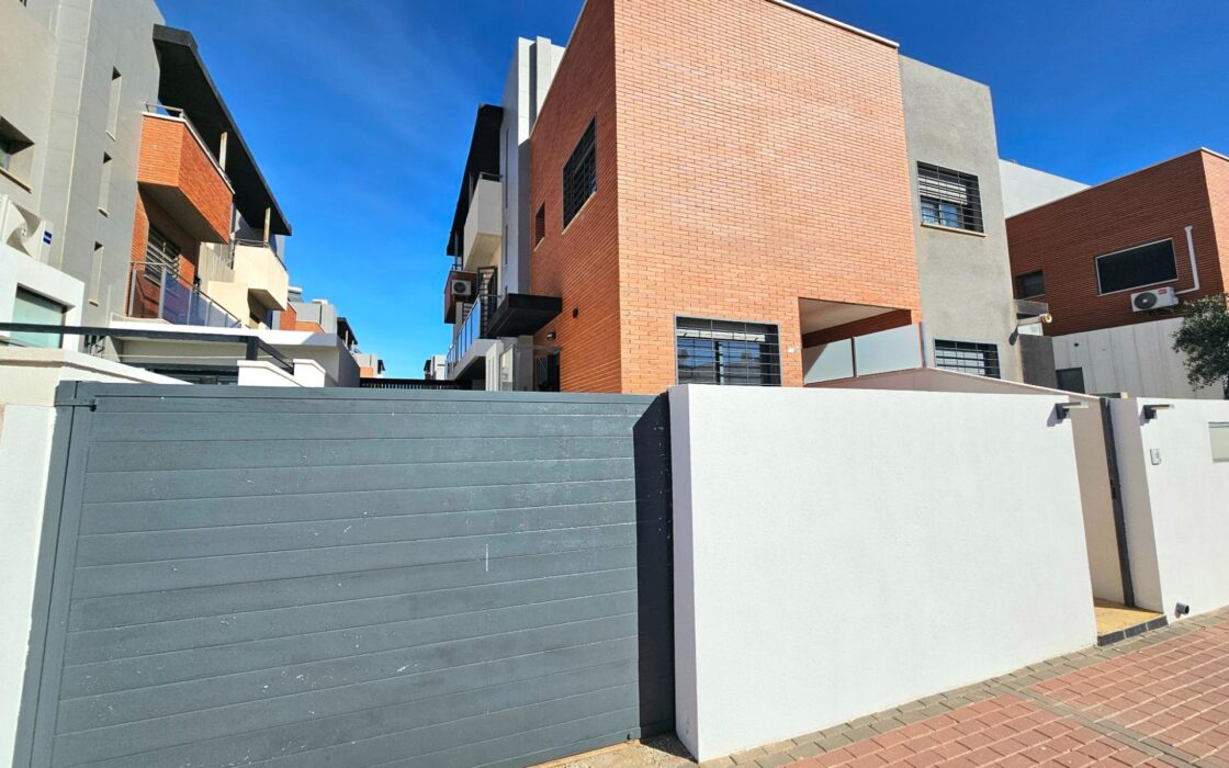 Дом в Торревьехе 91 кв.м с террасой у моря