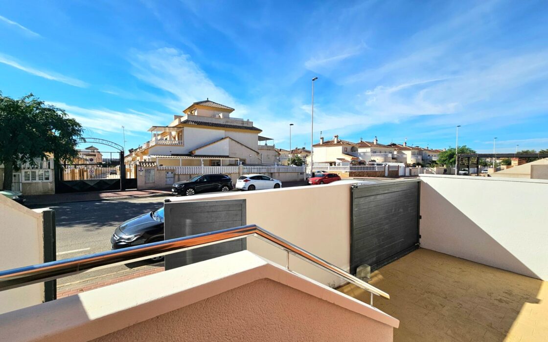 Дом в Торревьехе 91 кв.м с террасой у моря