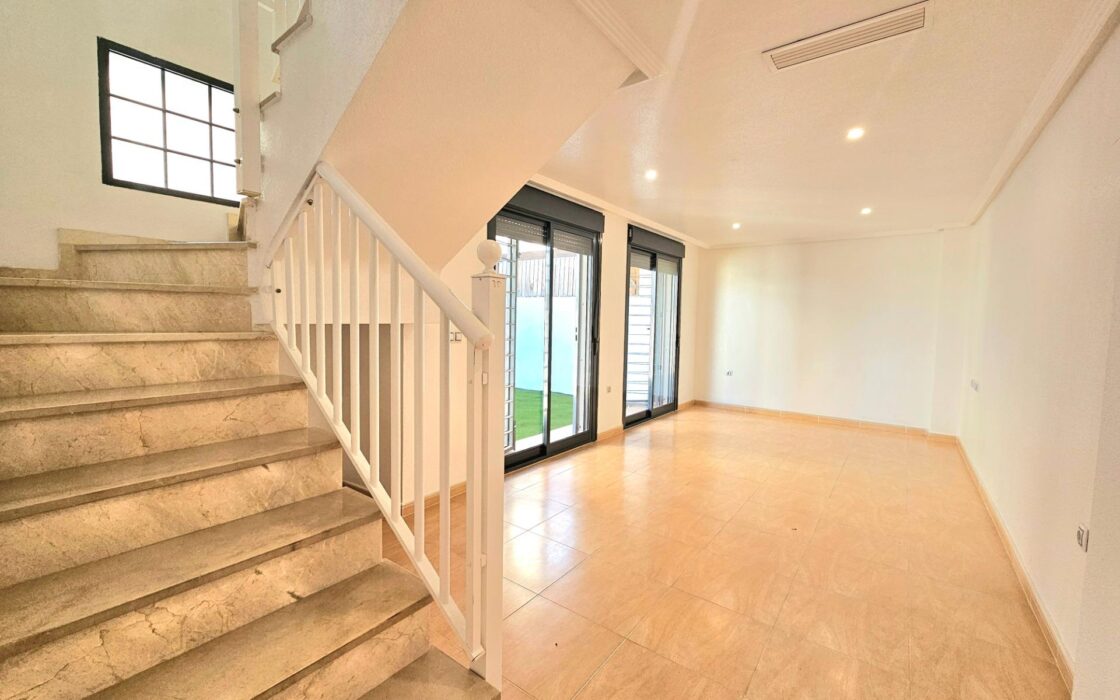 Дом в Торревьехе 91 кв.м с террасой у моря