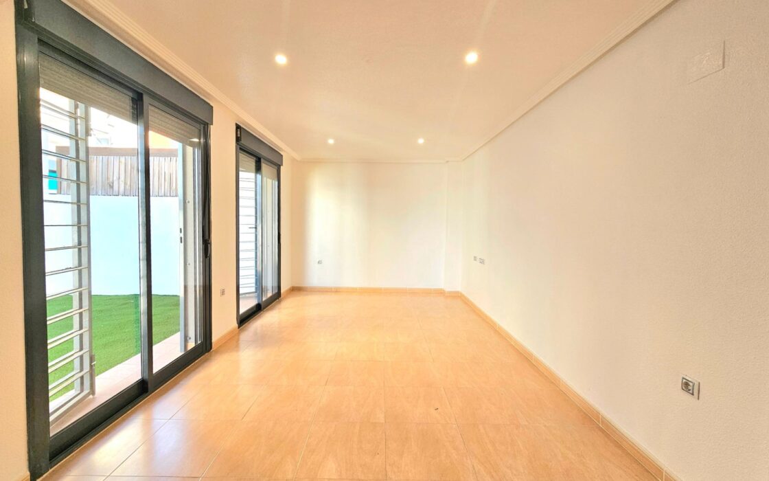 Дом в Торревьехе 91 кв.м с террасой у моря