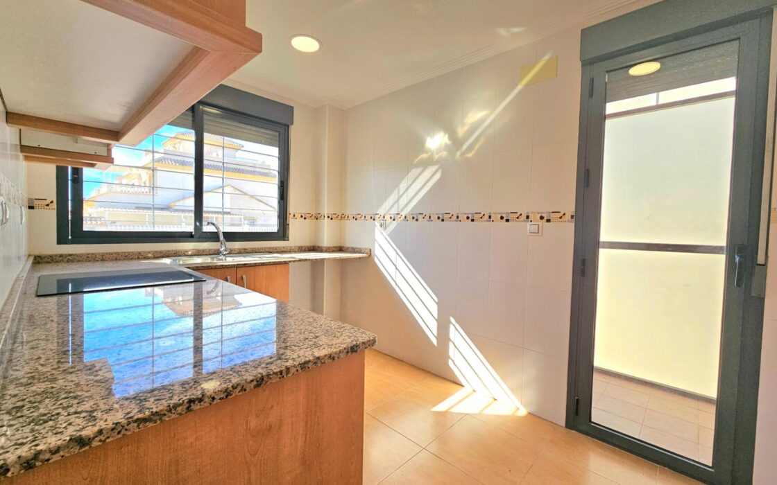 Дом в Торревьехе 91 кв.м с террасой у моря