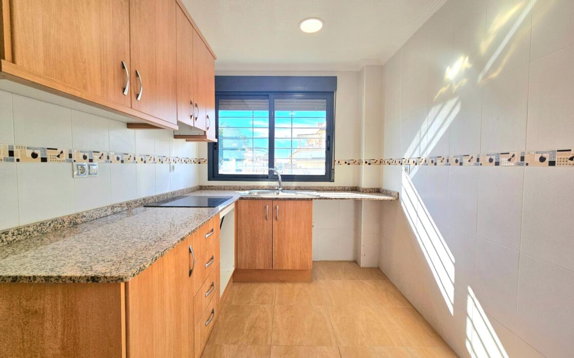 Дом в Торревьехе 91 кв.м с террасой у моря