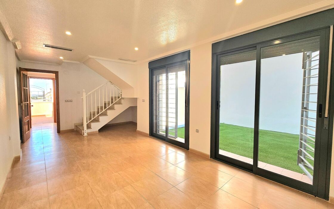 Дом в Торревьехе 91 кв.м с террасой у моря