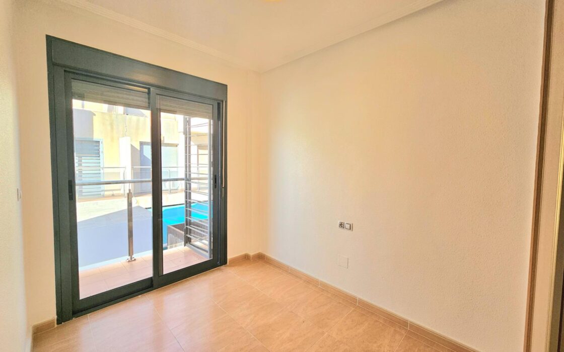 Дом в Торревьехе 91 кв.м с террасой у моря