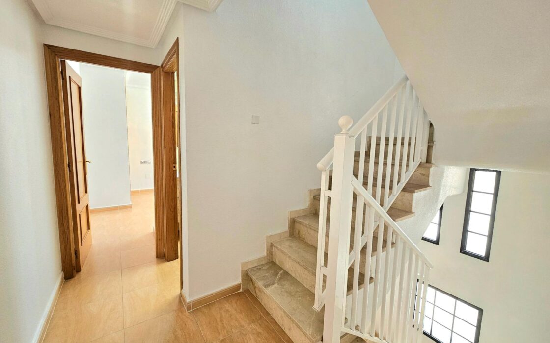 Дом в Торревьехе 91 кв.м с террасой у моря