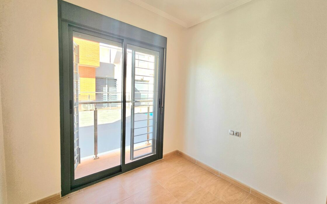 Дом в Торревьехе 91 кв.м с террасой у моря