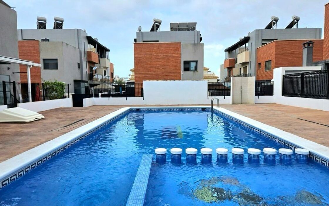 Дом в Торревьехе 91 кв.м с террасой у моря