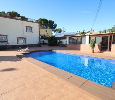 Будинок в Торрев’єсі 311 кв.м з терасою та басейном