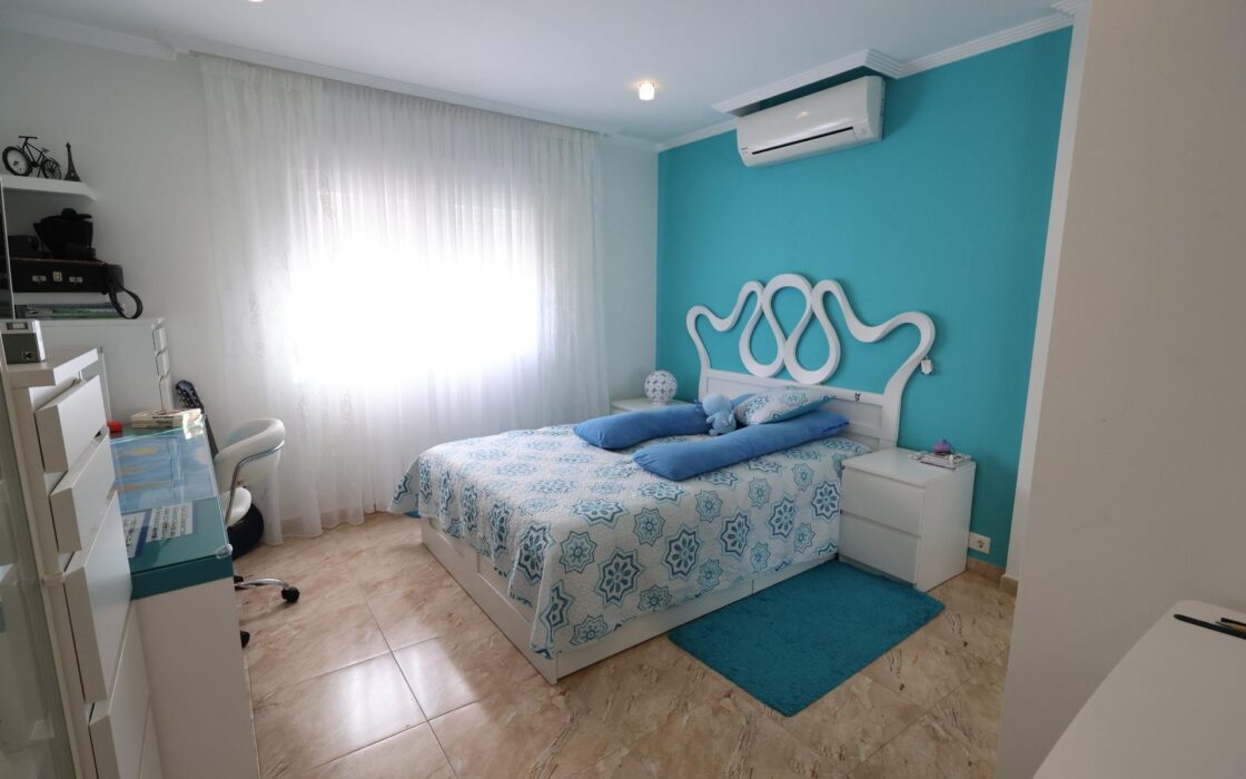 Будинок в Торрев’єсі 311 кв.м з терасою та басейном