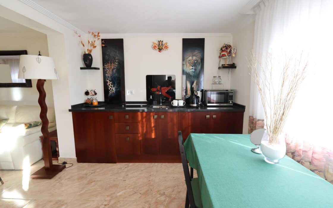 Будинок в Торрев’єсі 311 кв.м з терасою та басейном