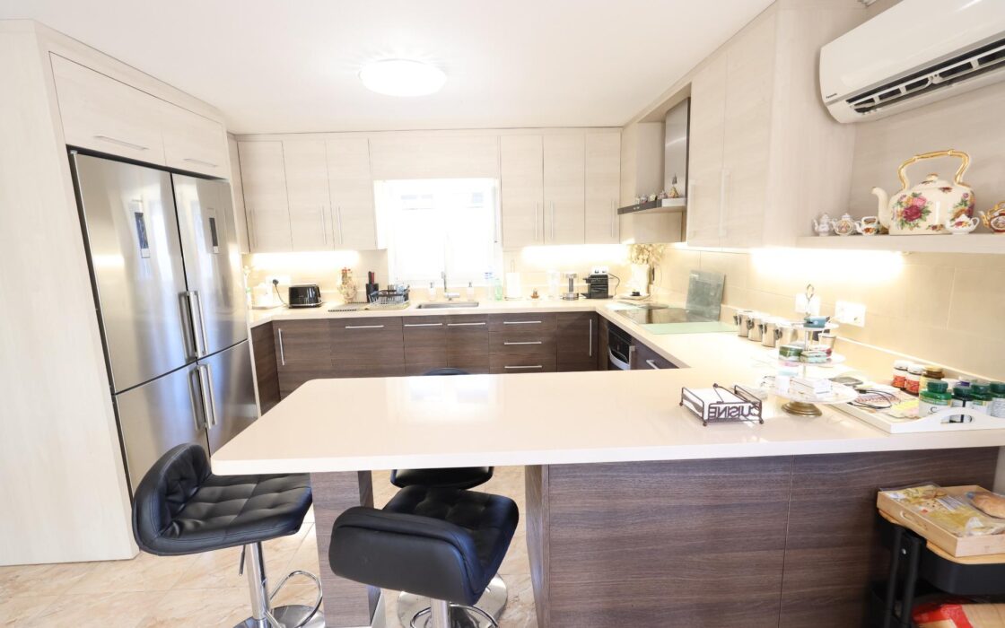 Будинок в Торрев’єсі 311 кв.м з терасою та басейном