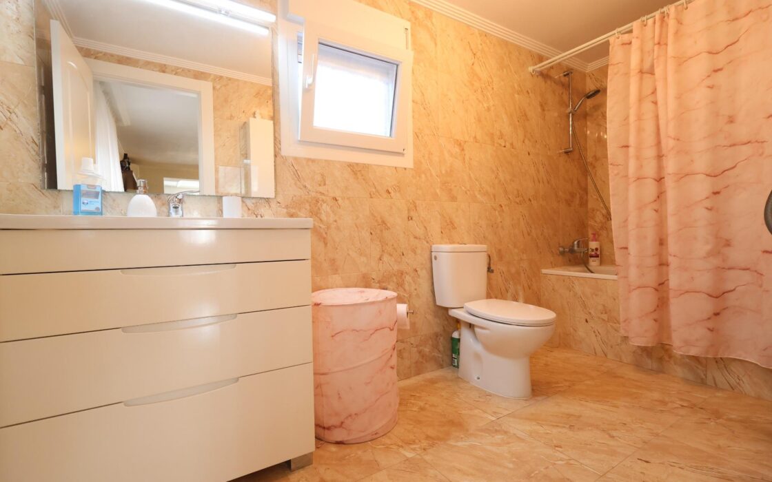 Будинок в Торрев’єсі 311 кв.м з терасою та басейном