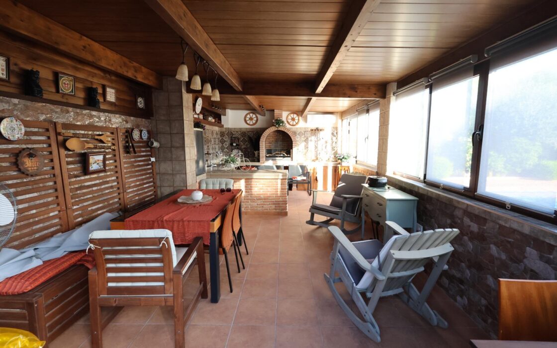 Будинок в Торрев’єсі 311 кв.м з терасою та басейном