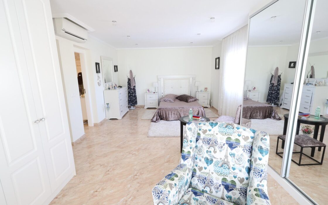 Будинок в Торрев’єсі 311 кв.м з терасою та басейном