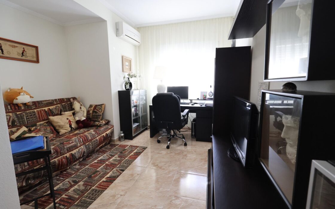 Будинок в Торрев’єсі 311 кв.м з терасою та басейном