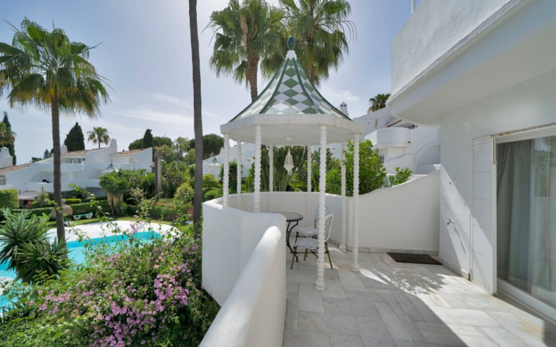 Таунхаус в Золотой Миле 233 кв.м с террасой и мебелью