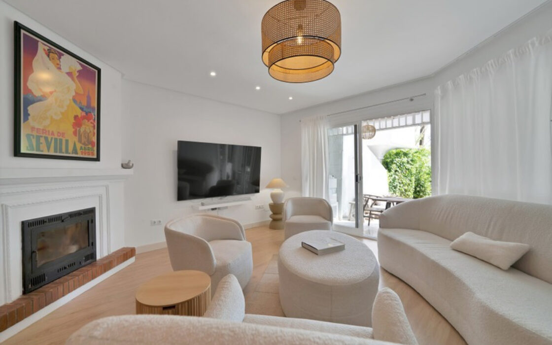 Таунхаус в Золотой Миле 233 кв.м с террасой и мебелью