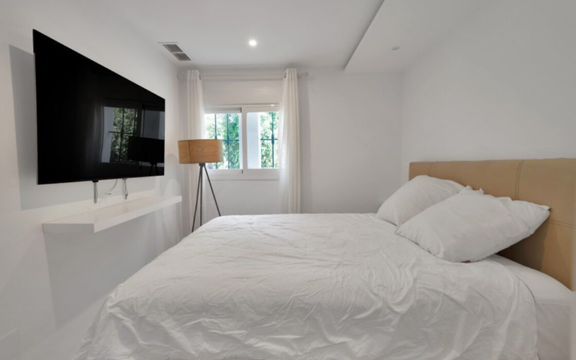 Таунхаус в Золотой Миле 233 кв.м с террасой и мебелью