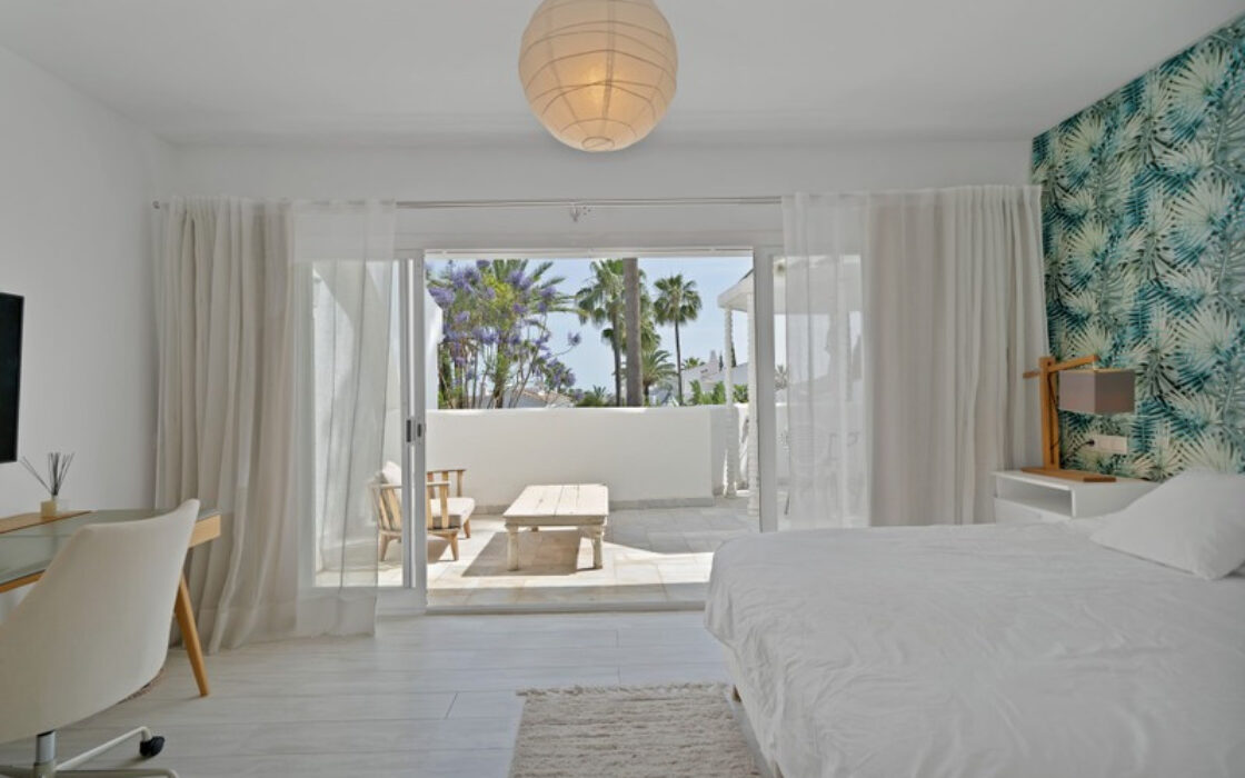 Таунхаус в Золотой Миле 233 кв.м с террасой и мебелью