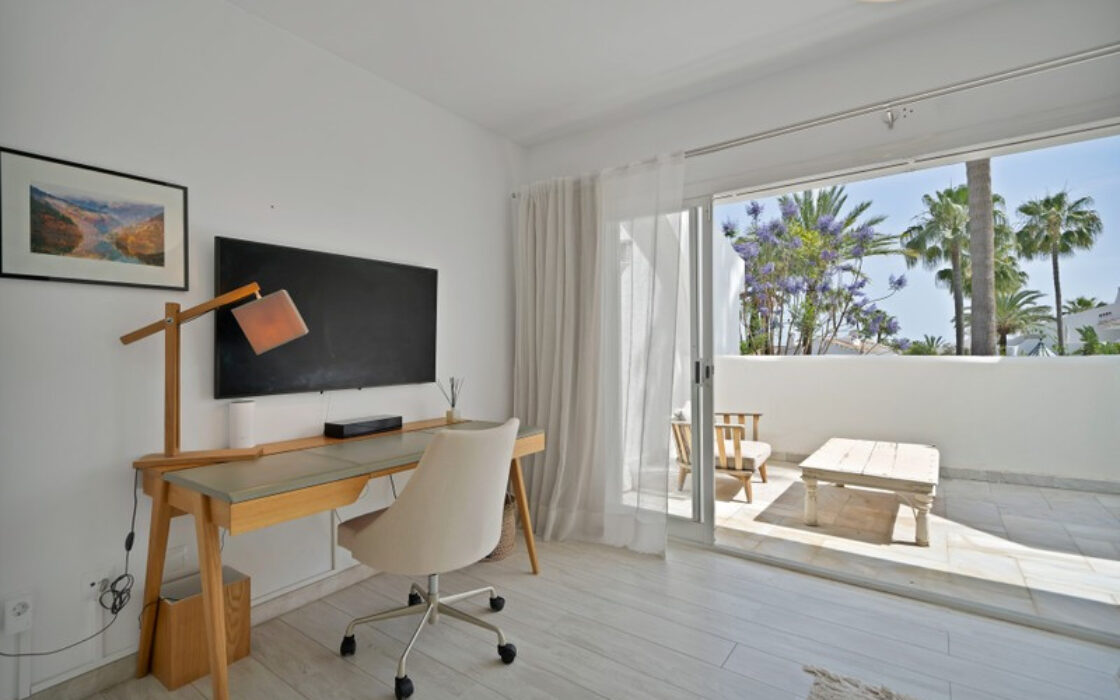 Таунхаус в Золотой Миле 233 кв.м с террасой и мебелью