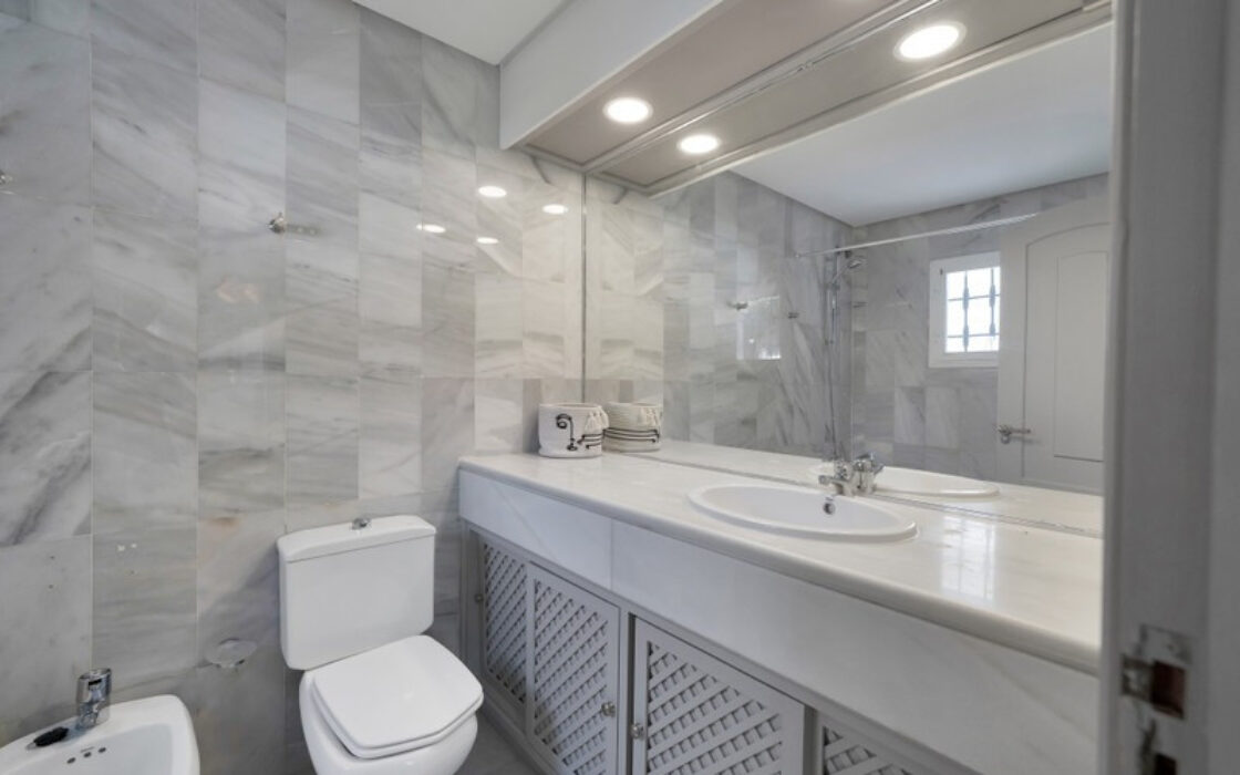 Таунхаус в Золотой Миле 233 кв.м с террасой и мебелью