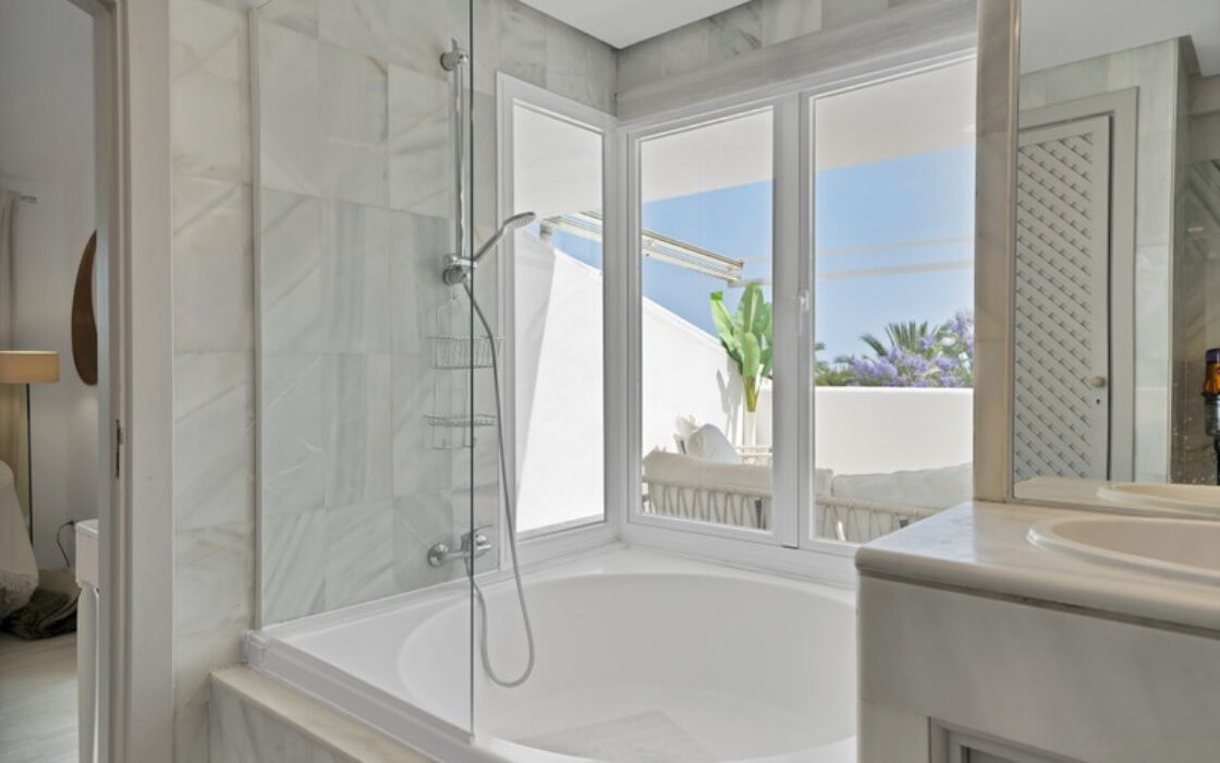 Таунхаус в Золотой Миле 233 кв.м с террасой и мебелью