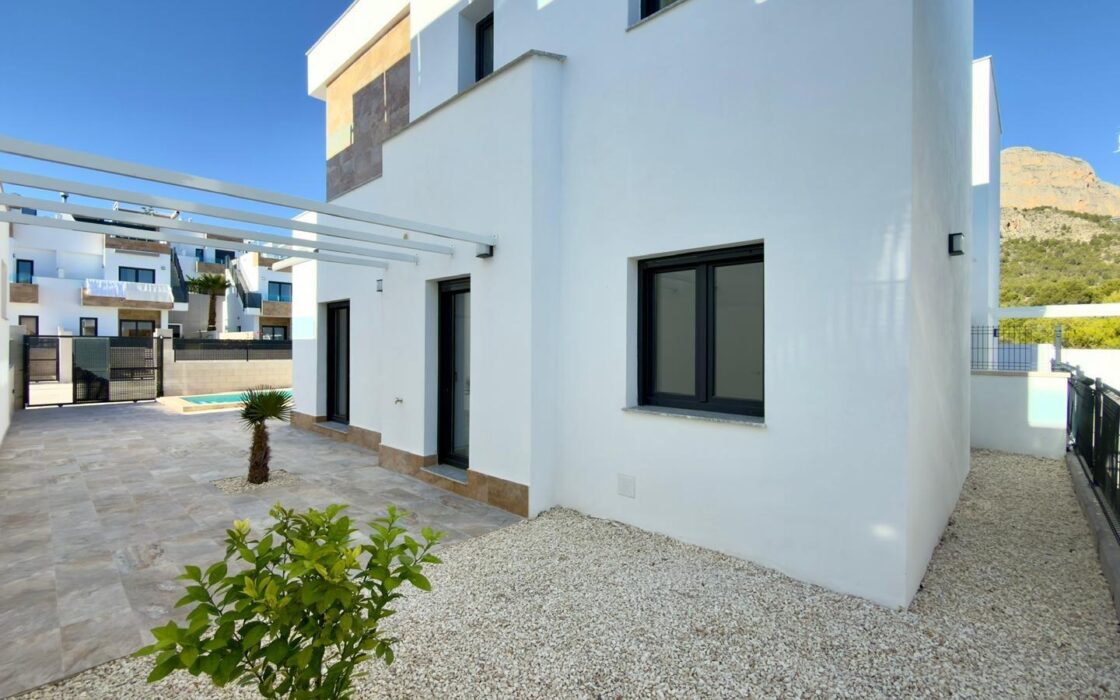 Современная вилла в Полопе с видом на горы, 150 кв.м