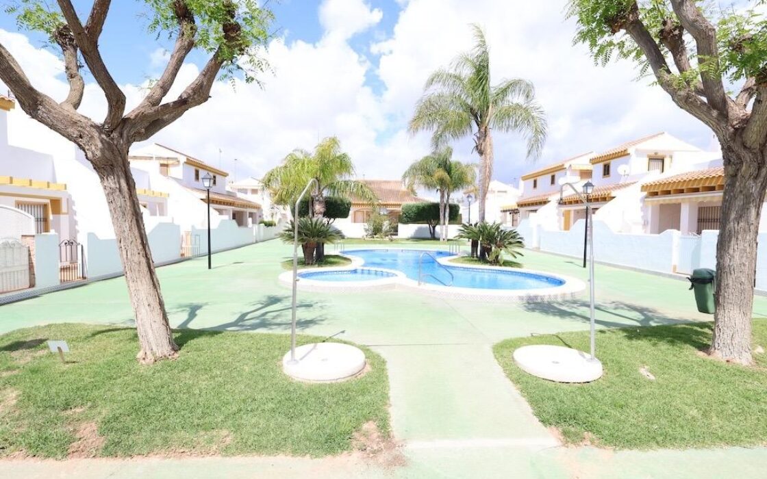 Дуплекс с террасой в Пилар де ла Орадада 75 кв.м у моря