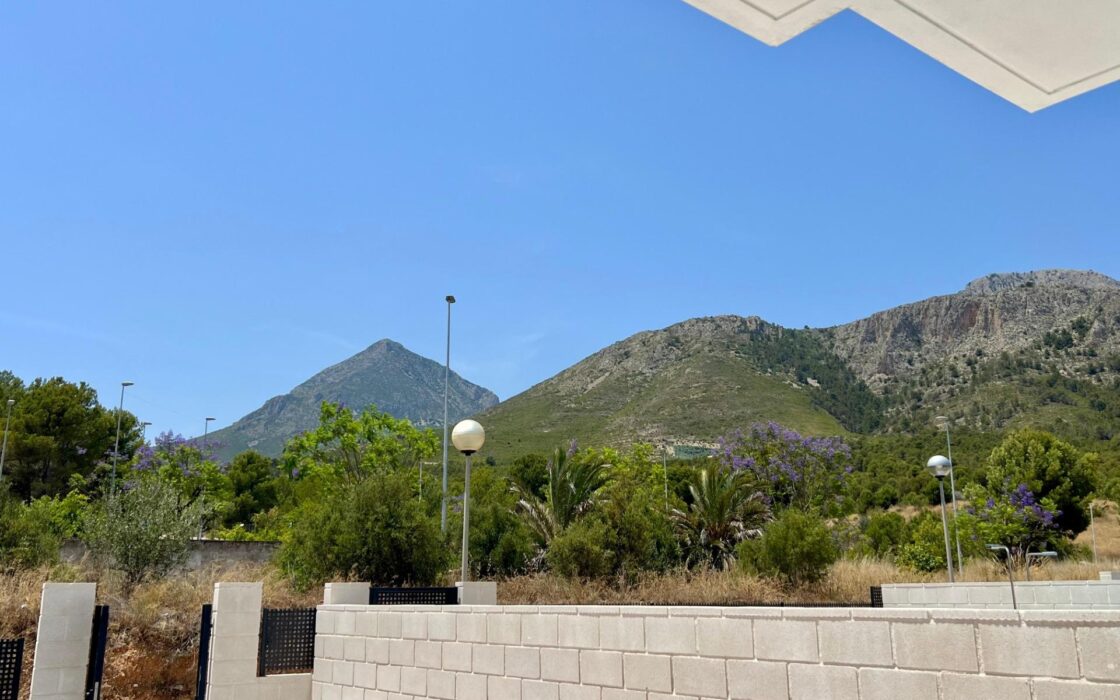 Вилла в Полопе с террасой и видом на море 3 спальни 94 кв.м