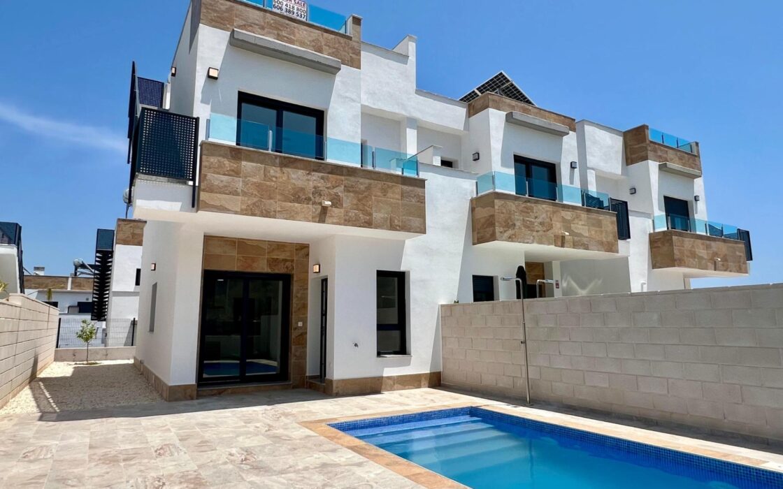 Вилла в Полопе с террасой и видом на море 3 спальни 94 кв.м