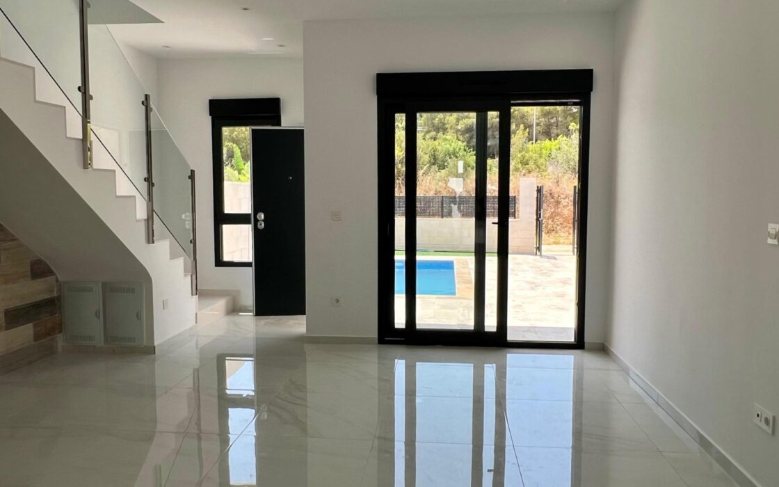 Вилла в Полопе с террасой и видом на море 3 спальни 94 кв.м