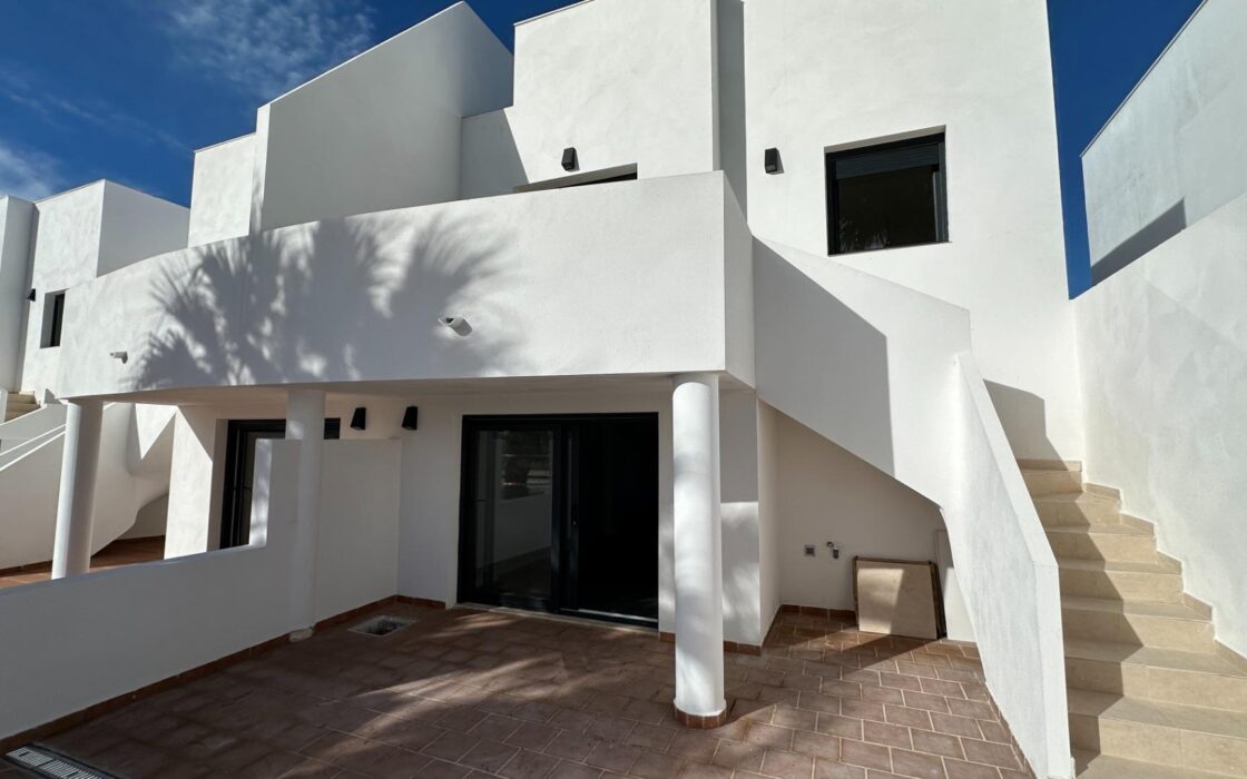 Таунхаус в Олива Нова 140 кв.м с террасой у моря