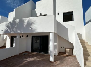 Таунхаус в Олива Нова 140 кв.м с террасой у моря