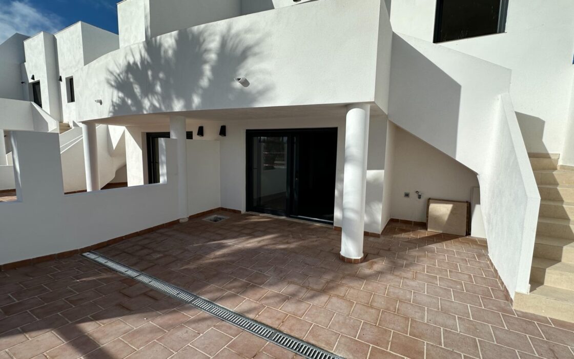 Таунхаус в Олива Нова 140 кв.м с террасой у моря