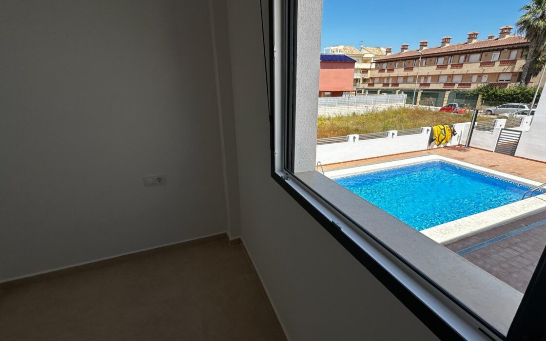 Таунхаус в Олива Нова 140 кв.м с террасой у моря