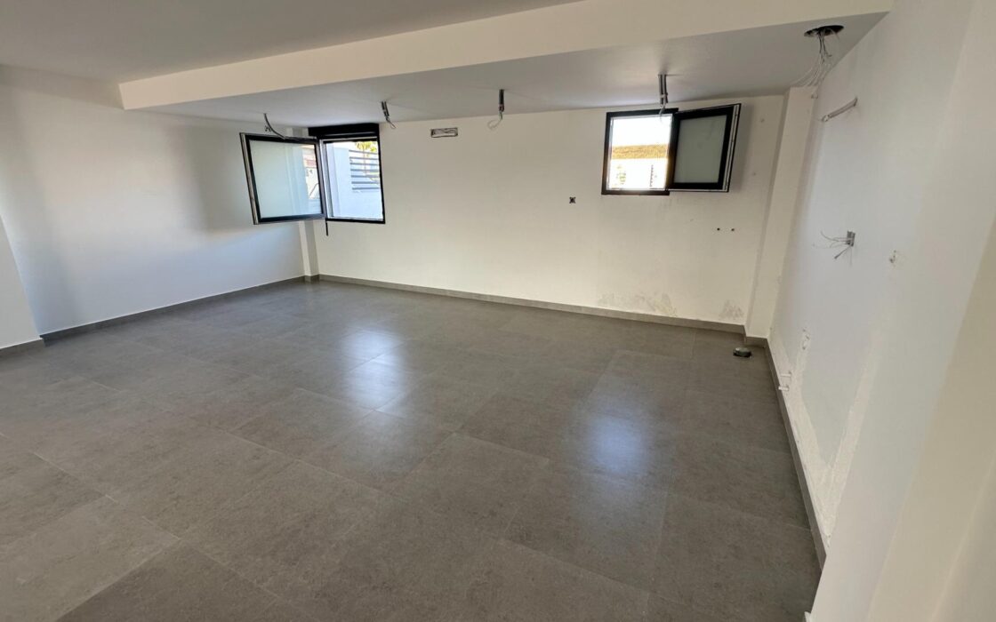 Таунхаус в Олива Нова 140 кв.м с террасой у моря