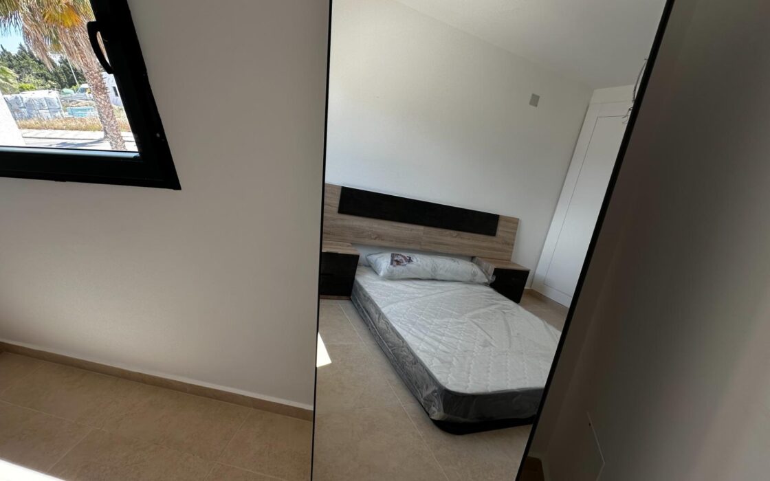 Таунхаус в Олива Нова 140 кв.м с террасой у моря