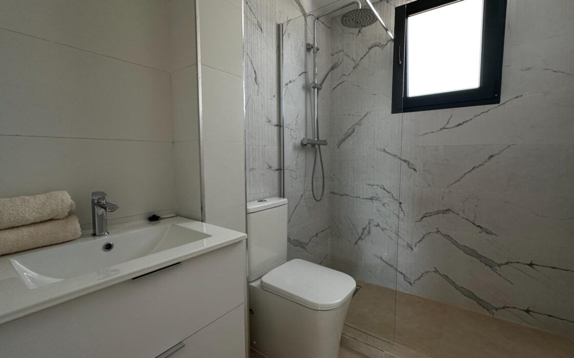 Таунхаус в Олива Нова 140 кв.м с террасой у моря