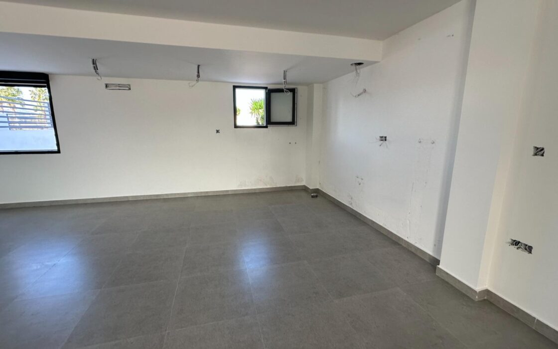 Таунхаус в Олива Нова 140 кв.м с террасой у моря