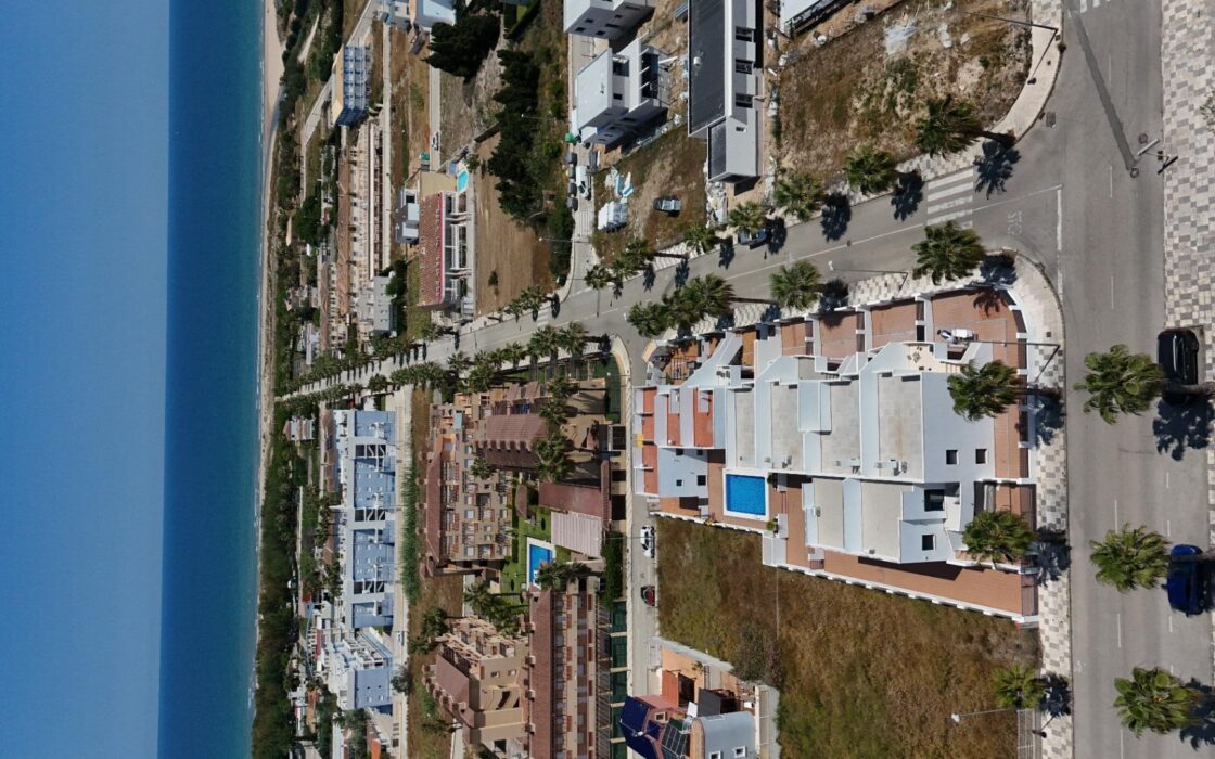 Таунхаус в Олива Нова 140 кв.м с террасой у моря